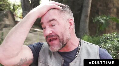 Cyklistický klub vyhodil Lilith Grace, která nedokáže ovládat své mohutné squirtingové orgasmy