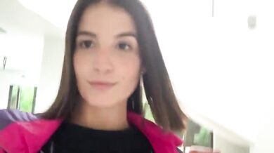 Krásná kočka s velkými prsy