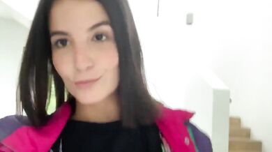 Krásná kočka s velkými prsy