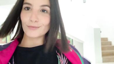 Krásná kočka s velkými prsy