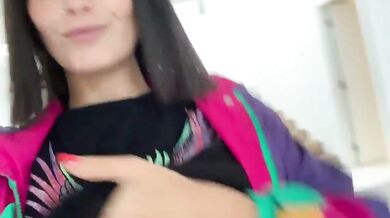 Krásná kočka s velkými prsy