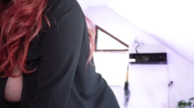 Prsatá zrzka dráždí ve svém sexy prádle