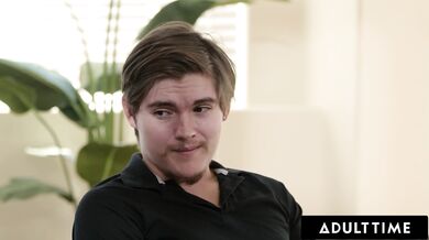 Zuřivá MILF Reagan Foxx přistihne svého nevlastního syna, jak si ho honí a převezme plnou kontrolu