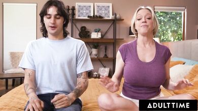 Nadržená MILF Dee Williams skrývá před nevlastním synem anální kolík během předstírané meditace!