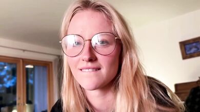 Norská blonďatá teenka objevuje ptáka