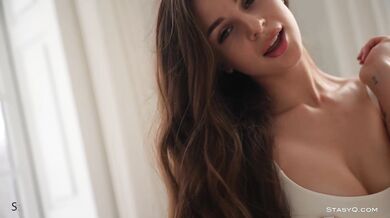 Krásná kočka Karina předvádí žhavé dráždění