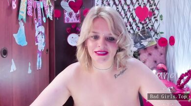 Žhavá blonďatá MILF s obrovskými přírodními prsy dráždí