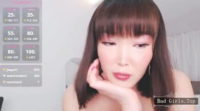 Hezká asijská teenka v provokativní show