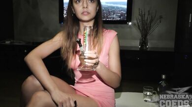 Sexy brunetka se svléká a masturbuje s lahví vodky