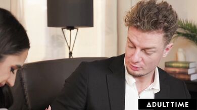 Odvážná milovnice análu Candie Luciani odhaluje spodní prádlo, aby sváděla šéfa v práci
