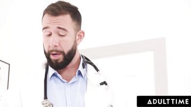 Nadržená kočka Alison Rey poníží manžela tím, že šuká s jeho doktorem!