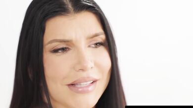 Ženský orgasmus se smyslnou MILF Romi Rain