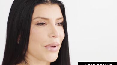 Ženský orgasmus se smyslnou MILF Romi Rain