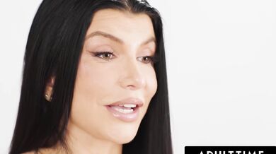 Ženský orgasmus se smyslnou MILF Romi Rain