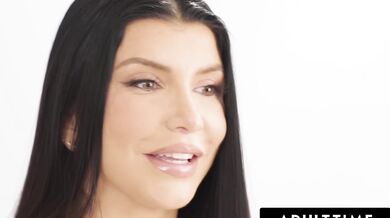 Ženský orgasmus se smyslnou MILF Romi Rain