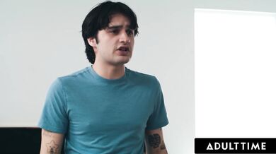 Podezřívavý kluk zjistí, že jeho nevlastní máma Ryan Keely je zlatokopka! Umlčí ho!