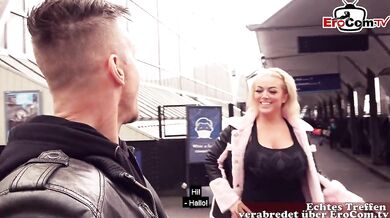 Blondýnka z Británie s velkými prsy se sejde s turistou na šukání