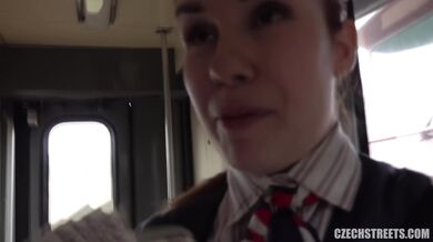 Sex s průvodčí na toaletě ve vlaku