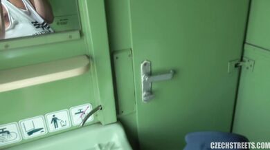 Sex s průvodčí na toaletě ve vlaku