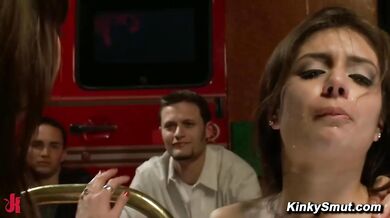 Jynx Maze v kukle vydrží veřejnou bondáž v baru i hluboký fisting