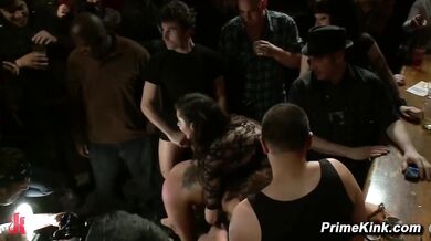 Brunetka s roubíkem dostane v přeplněném baru před všemi dvojitou penetraci