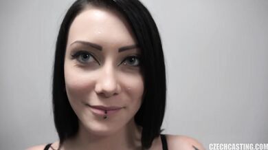 Naolejovaná Danika si užívá svůj růžový vibrátor