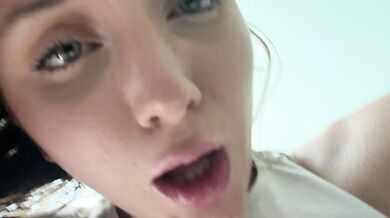 Kráska ti na posteli v POV předvede footjob i handjob