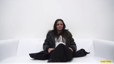 Brunetka namazaná olejem svádí na castingovém pohovoru