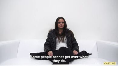 Brunetka namazaná olejem svádí na castingovém pohovoru