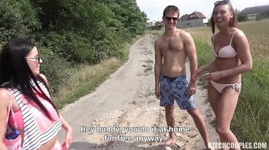 Dva páry si venku prohodí partnery