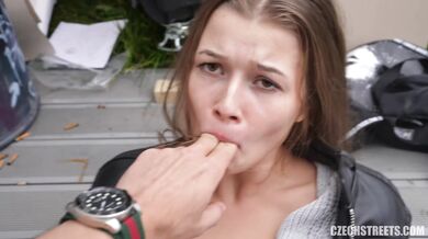 Brunetka sbalená na ulici vezme peníze a vykouří ptáka pod širým nebem