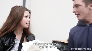 Brunetka sbalená na ulici vezme peníze a vykouří ptáka pod širým nebem