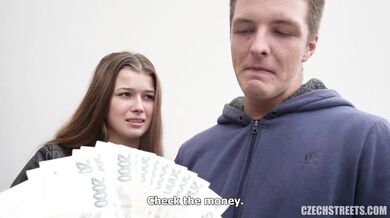 Brunetka sbalená na ulici vezme peníze a vykouří ptáka pod širým nebem