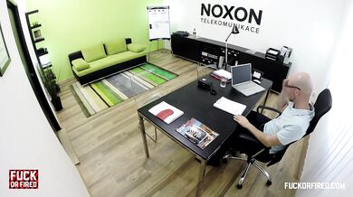 Nata Lee svede šéfa masáží přímo v kanceláři