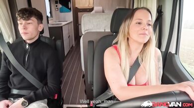 Prsatá česká MILF Jennifer Mendez si v dodávce tvrdě zajezdí