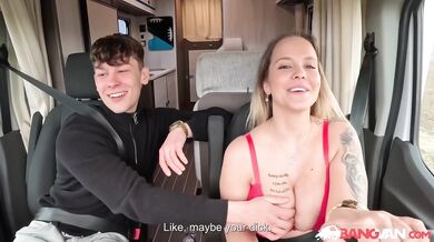 Prsatá česká MILF Jennifer Mendez si v dodávce tvrdě zajezdí