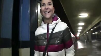 Prsatá brunetka se nechá ojet ve svém bytě za rychlý prachy