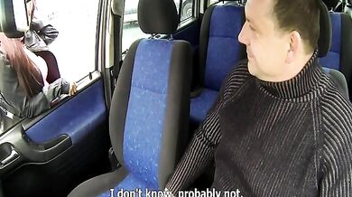 Zrzavá kurva si nechá nastříkat sperma do kundy