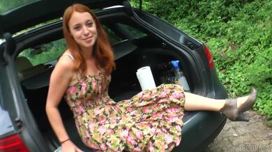 Zrzka si pohrává s kundičkou v kufru