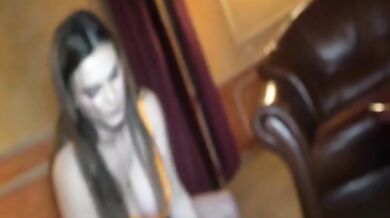 Prsatá a prdelatá brunetka Taylee Wood se snaží uspět ve striptýzovém klubu