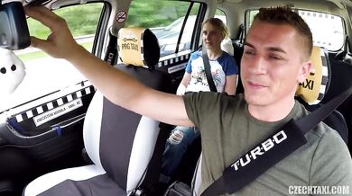 Blondýnka ojede taxikáře