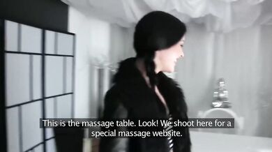 Černovláska z ulice se nechá překecat k porno natáčení
