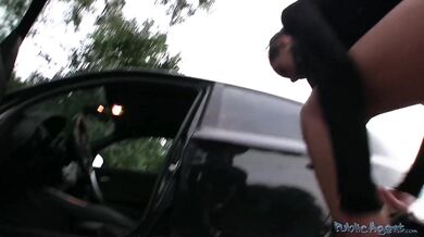 Sexy brunetka z uluce šuká v autě s Public Agentem