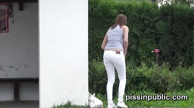 Amatérky čůrající na veřejnosti