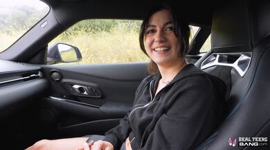 Černovláska si nechá po dlouhém sexu postříkat svoji kundičku