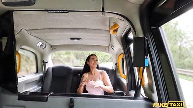 Šukání v taxíku s krásnou prsatou pornoherečkou Maddy Black
