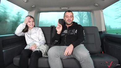 Drobná štíhlá teenka Evelina Darling šuká v dodávce