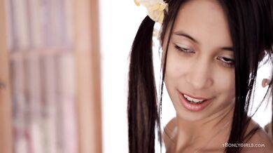 Masturbující prsatá teenka Paula Shy