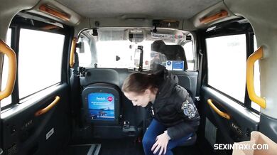 Nicole Love se svlékne taxikáři