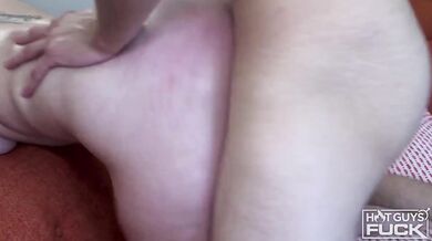Brunetka Aria Kai se sexy chlapem